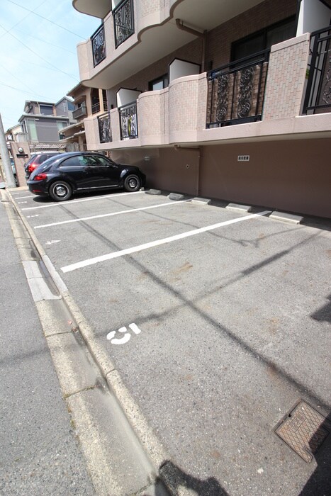 物件外観写真2　(駐車場)