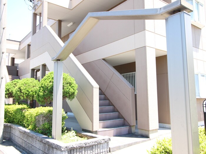 物件外観写真2　(エントランス部分)