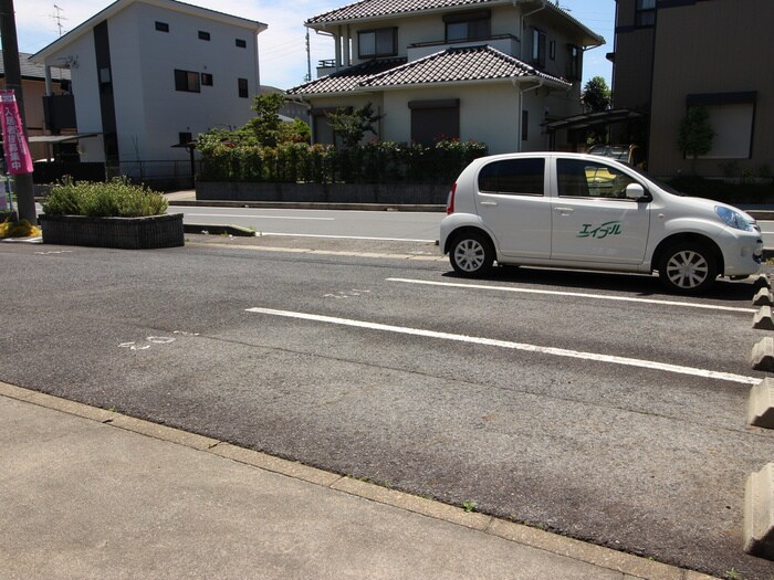 物件外観写真5　(駐車場)
