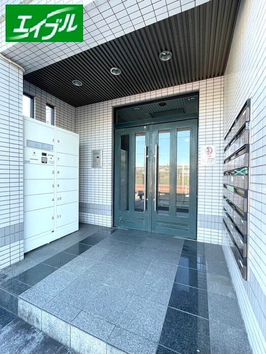 物件外観写真2　(エントランス部分)