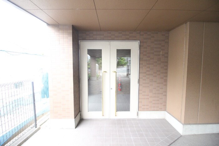 物件外観写真4　(エントランス部分)