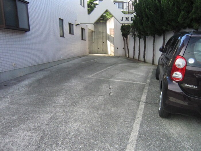 物件外観写真5　(駐車場)