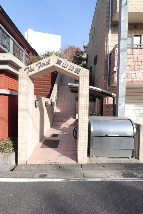 物件外観写真3　(エントランス部分)