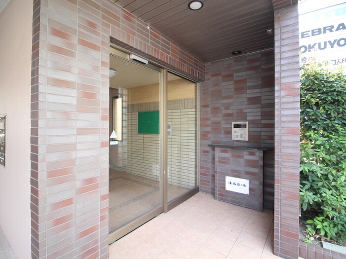 物件外観写真3　(エントランス部分)