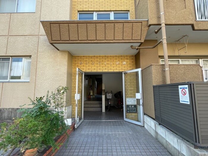 物件外観写真4　(エントランス部分)