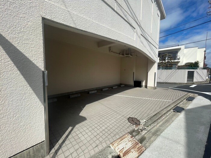 物件外観写真2　(駐車場)