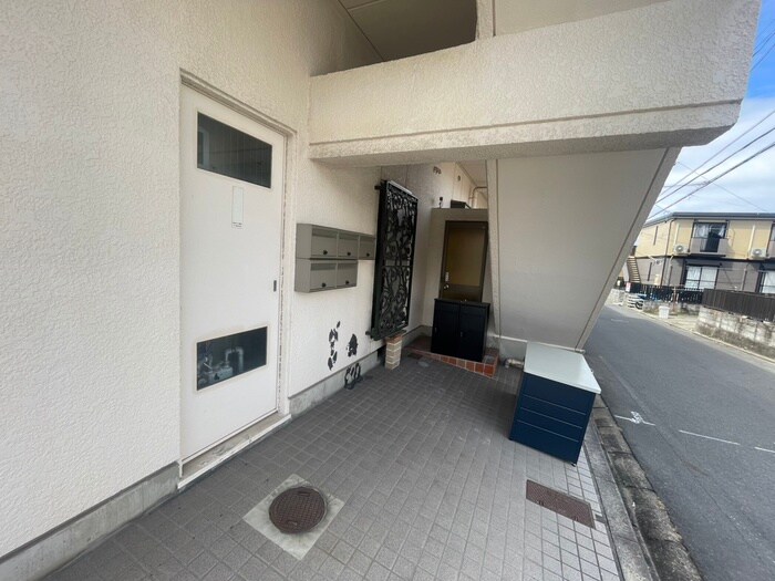 物件外観写真3　(エントランス部分)