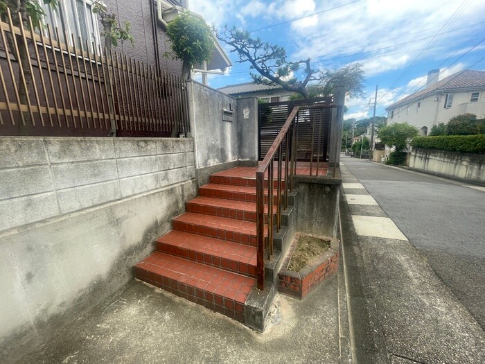 物件外観写真6　(エントランス部分)