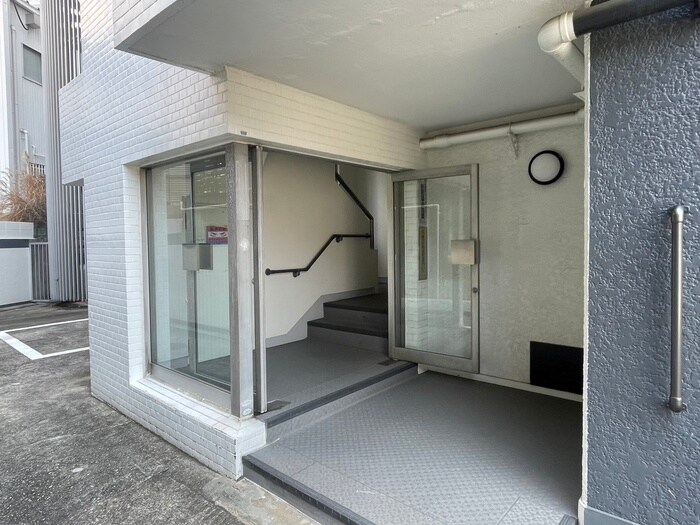 物件外観写真2　(エントランス部分)