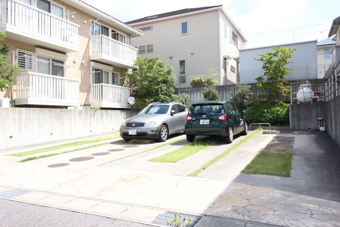 物件外観写真5　(駐車場)