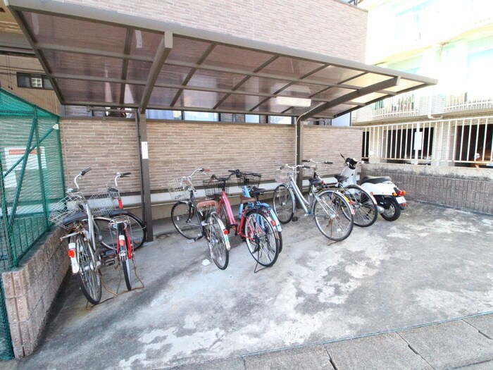 物件外観写真4　(駐輪場)