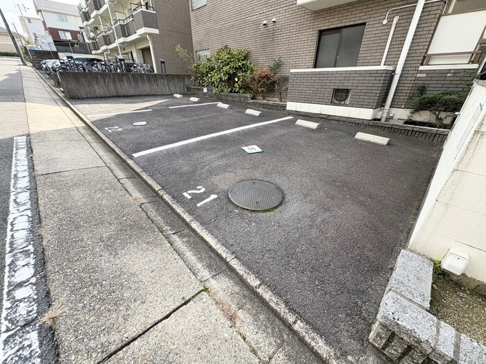 物件外観写真3　(駐車場)