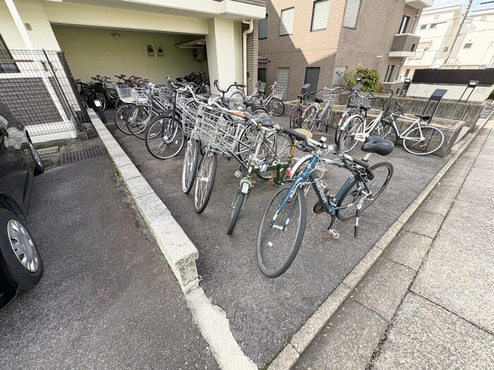 物件外観写真4　(駐輪場)