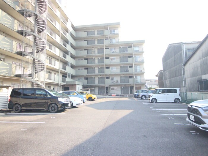 物件外観写真2　(駐車場)