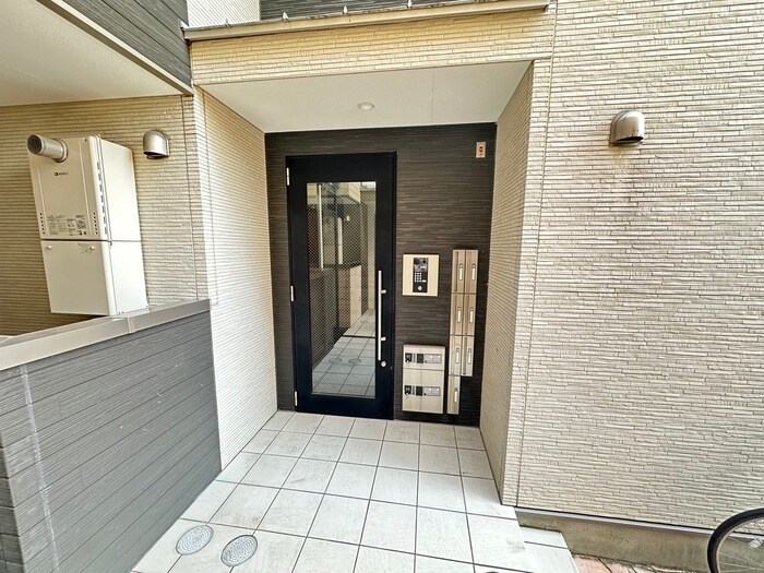 物件外観写真4　(エントランス部分)