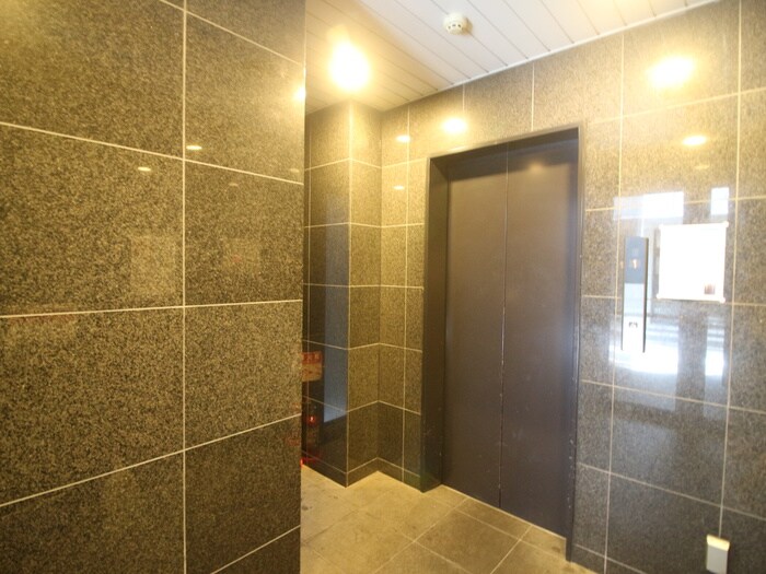 物件外観写真4　(エントランス部分)