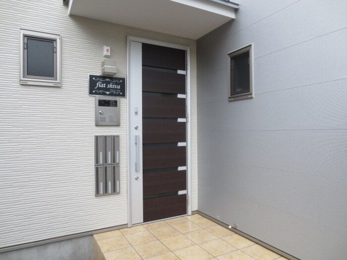 物件外観写真3　(エントランス部分)