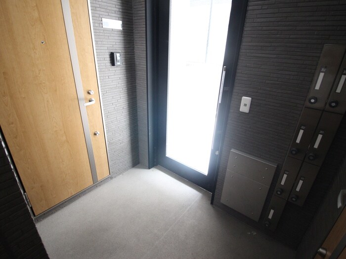 物件外観写真5　(エントランス部分)