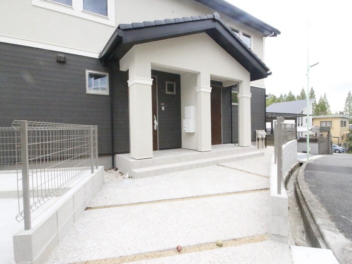 物件外観写真4　(エントランス部分)