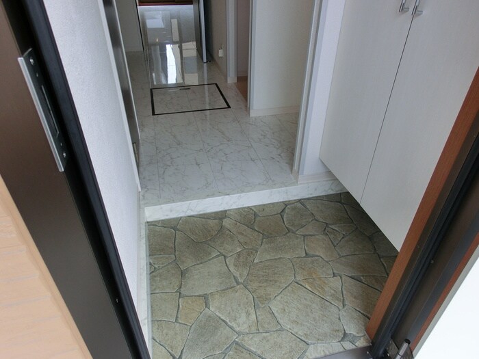 物件内観写真8　(玄関)