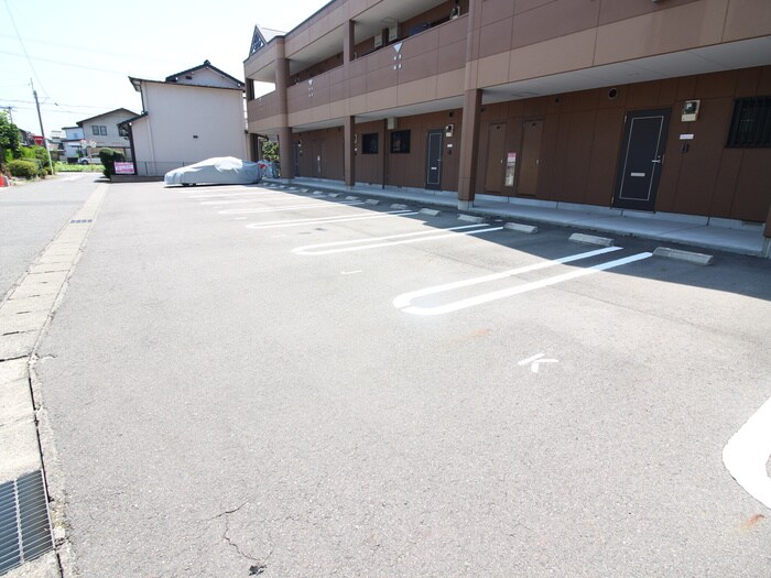 物件外観写真3　(駐車場)