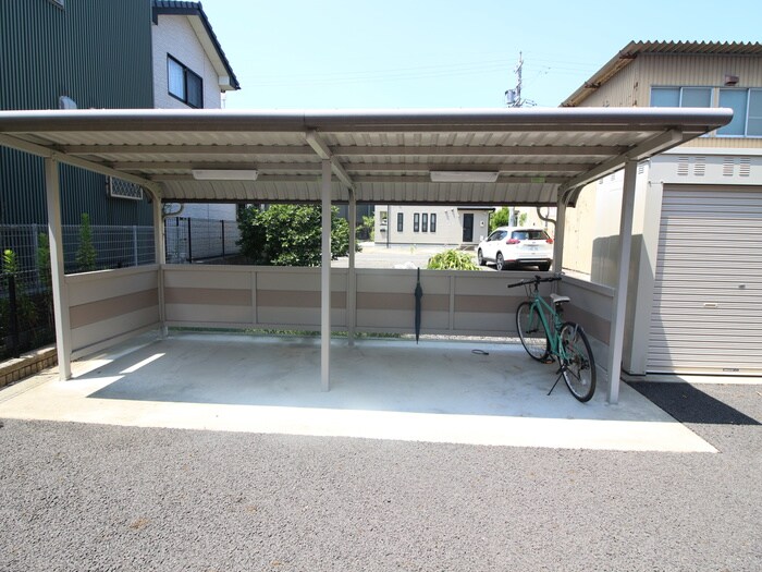 物件外観写真4　(駐輪場)