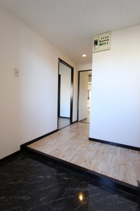 物件内観写真5　(玄関)