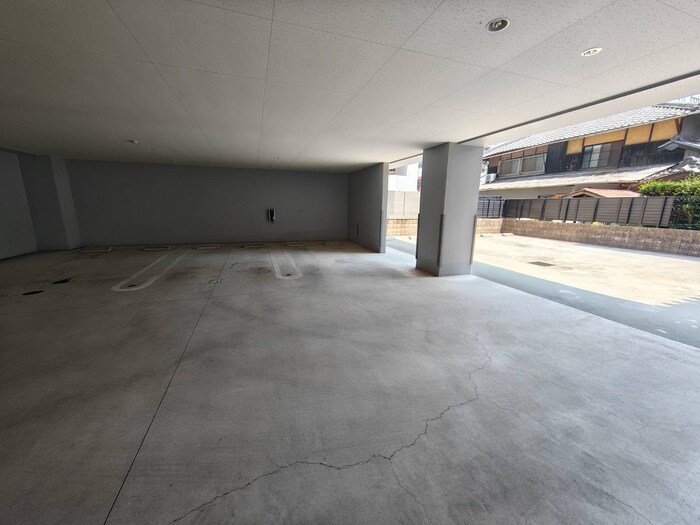 物件外観写真5　(駐車場)