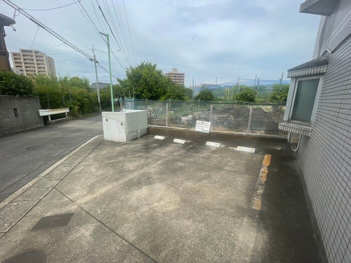 物件外観写真2　(駐車場)