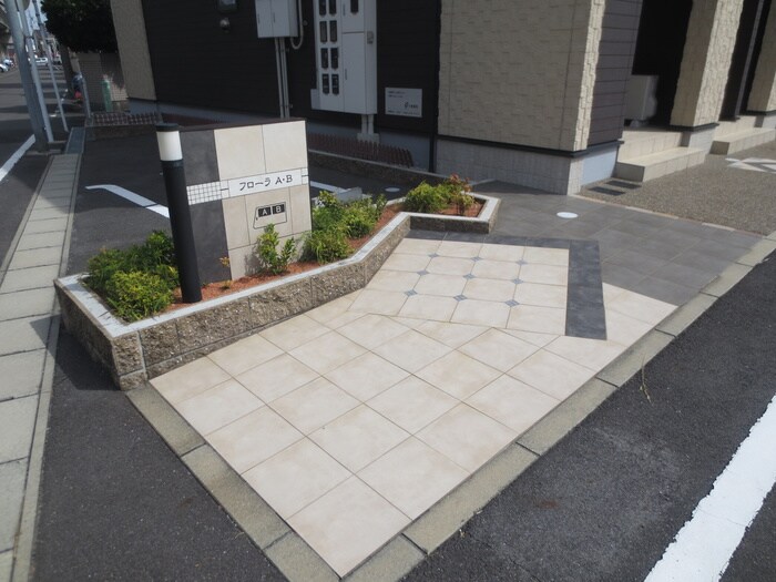 物件外観写真4　(エントランス部分)