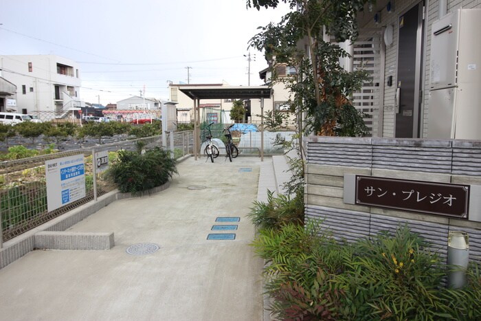 物件外観写真3　(エントランス部分)