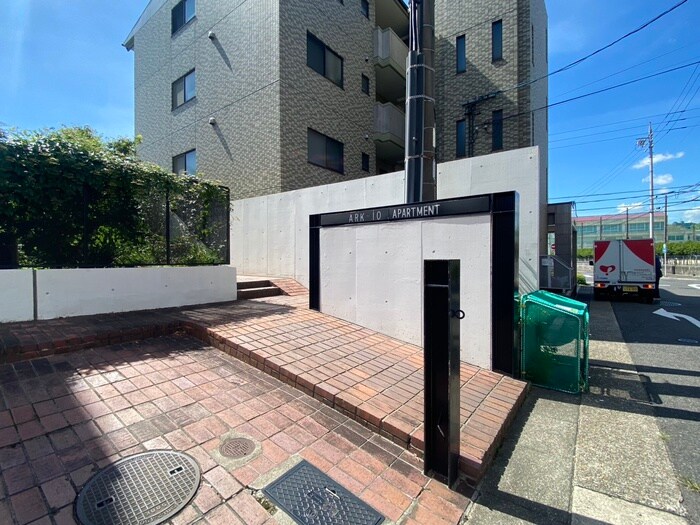 物件外観写真2　(エントランス部分)