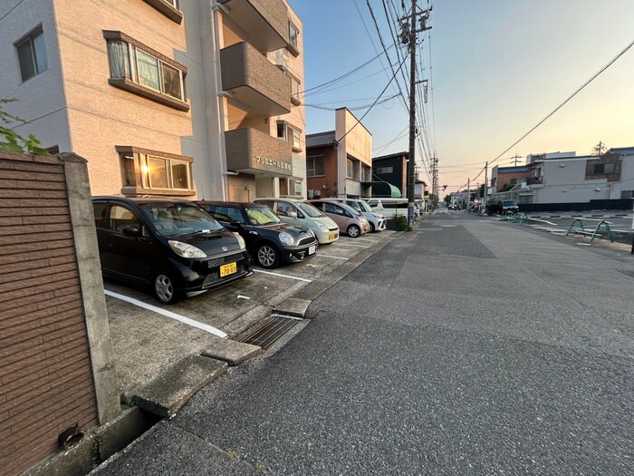 物件外観写真4　(駐車場)