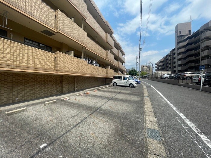 物件外観写真6　(駐車場)