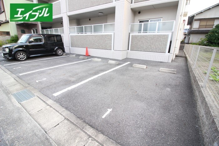 物件外観写真3　(駐車場)