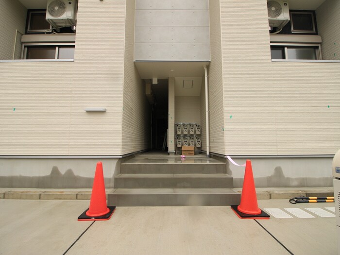 物件外観写真4　(エントランス部分)