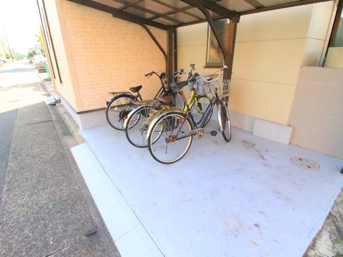 物件外観写真4　(駐輪場)