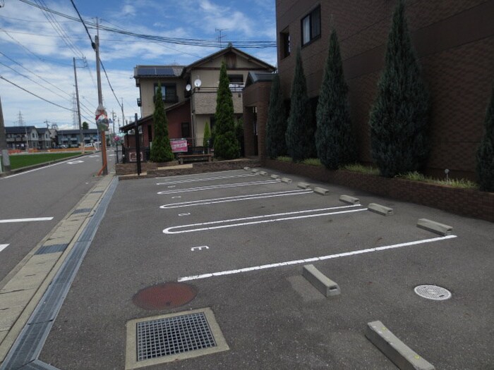物件外観写真3　(駐車場)