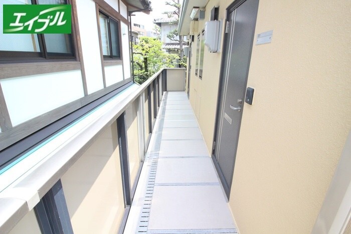 物件外観写真2　(エントランス部分)