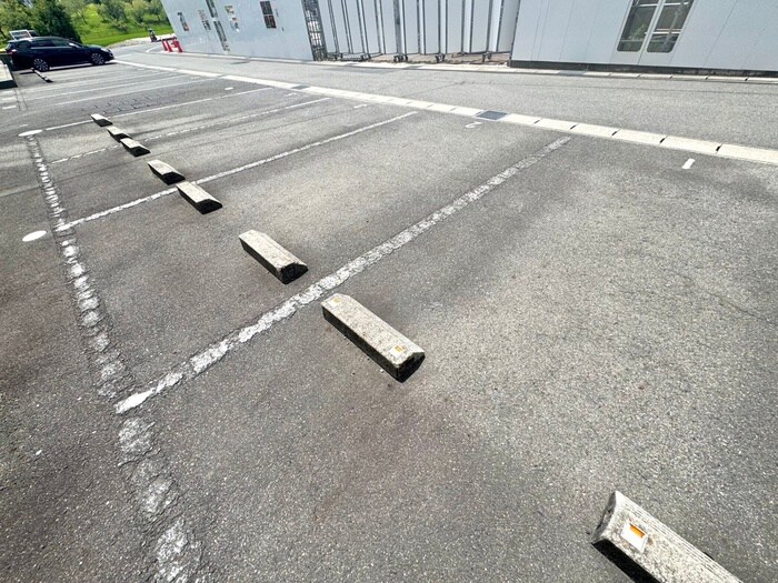 物件外観写真5　(駐車場)