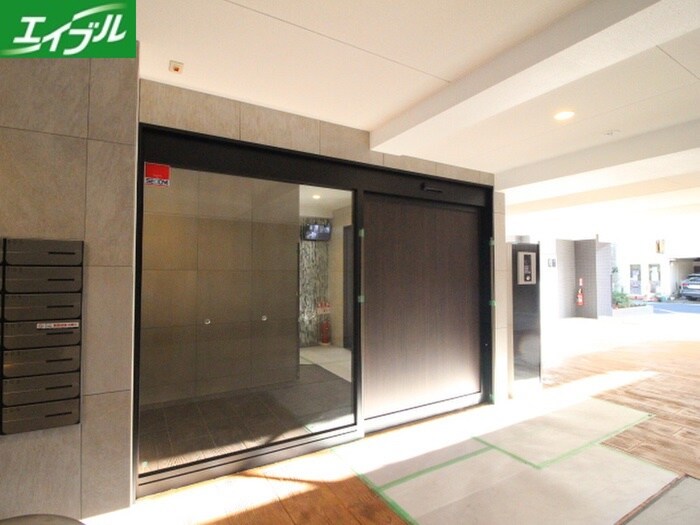 物件外観写真3　(エントランス部分)