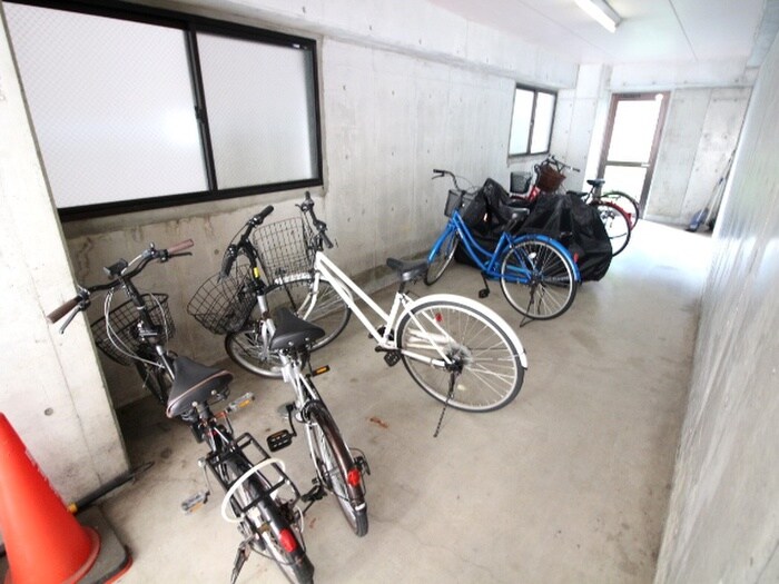 物件外観写真4　(駐輪場)