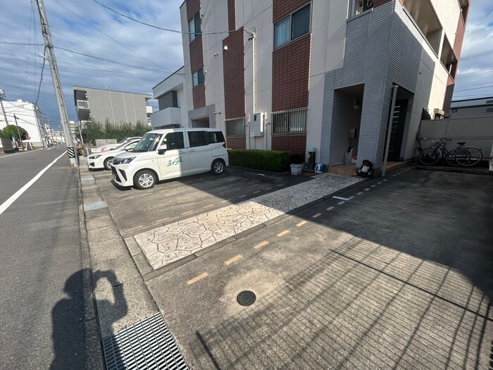 物件外観写真4　(駐車場)