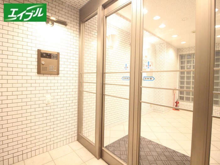 物件外観写真4　(エントランス部分)