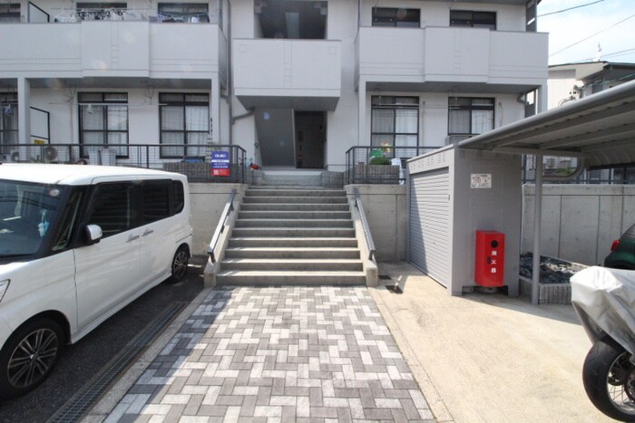 物件外観写真5　(エントランス部分)