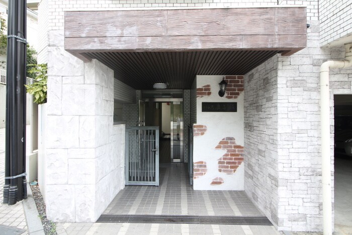 物件外観写真3　(エントランス部分)