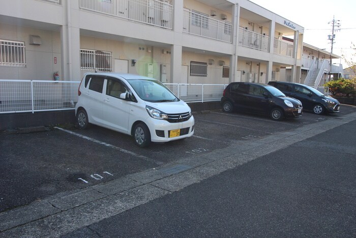 物件外観写真4　(駐車場)
