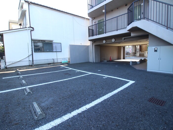 物件外観写真5　(駐車場)