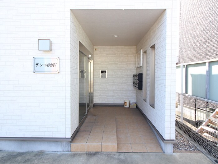 物件外観写真4　(エントランス部分)
