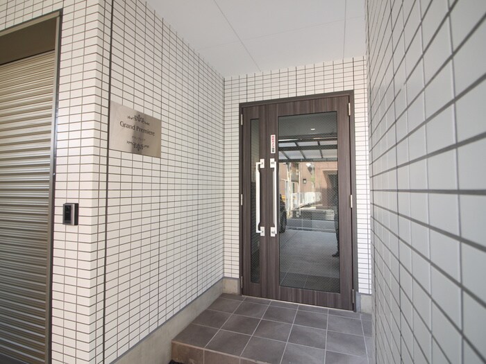 物件外観写真3　(エントランス部分)